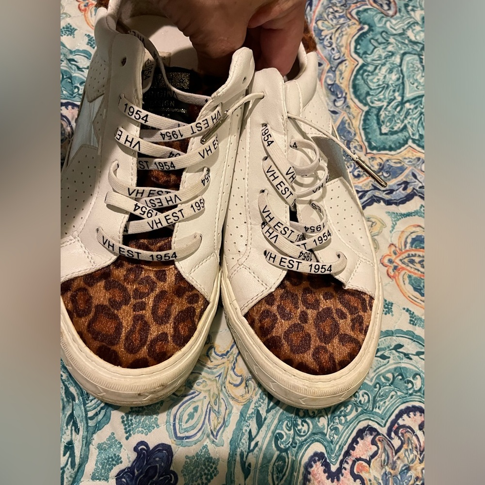 Tennis shoes
